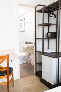 阿雷格里港加里波第商务酒店的浴室设有黑色架子和水槽