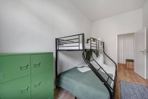 弗赖塔尔unique Burgwart Wohlfühl-Suite - Freital nähe Dresden的一间卧室配有双层床和绿色梳妆台