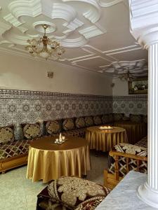 胡塞马Sfiha/Hoceima huis的一间设有两张桌子和椅子的房间,天花板