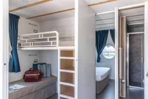 曼弗雷多尼亚Marina del Gargano Houseboat的一间带双层床和床的小卧室