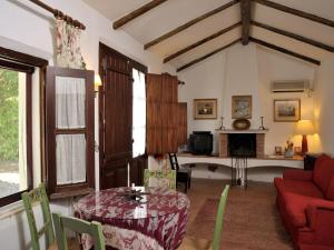 埃斯特雷莫斯蒙特德派塞麦托酒店 - 图里斯默乡村的客厅配有桌子和壁炉