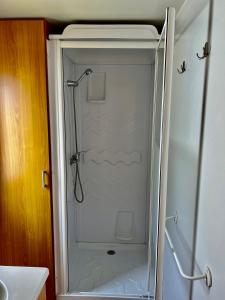 帕塔亚什Bumgalow 5X的浴室里设有玻璃门淋浴
