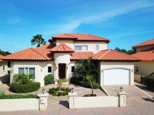 棕榈滩蛋白石别墅的一座带橙色屋顶的大房子