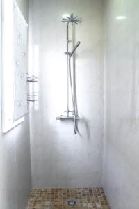 棕榈滩蛋白石别墅的浴室里设有淋浴,墙上有十字架