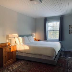 滨湖尼亚加拉South Landing Inn的一间卧室设有一张大床和一个窗户。