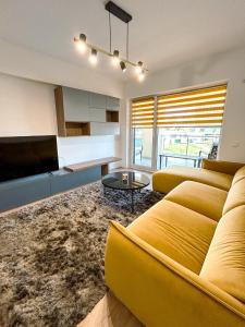 克卢日-纳波卡BG LUXIMMO APARTMENTS的客厅配有黄色的沙发和桌子