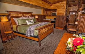 乔治湖波峰旅舍的卧室配有一张床和一张桌子