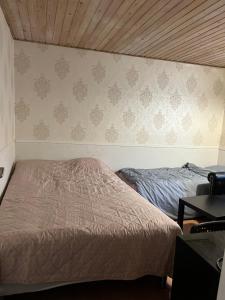 比伦德Accommodation的一间卧室设有两张床和一堵墙
