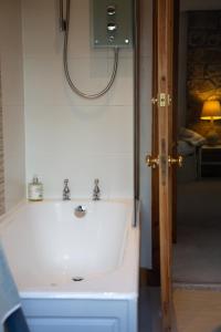 圣安德鲁斯Balmungo Cottage B&B的浴室设有白色水槽和镜子