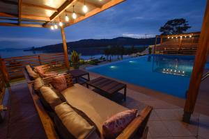 坎帕拉Divine Resort & Spa的一个带沙发和桌子的游泳池