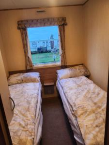 英戈尔德梅尔斯Woods caravan的小型客房 - 带2张床和窗户