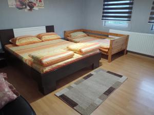 KrepoljinKuca Jablansko Polje的一间卧室配有两张单人床和一张地毯。