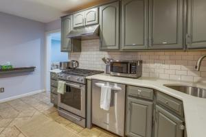 东不伦瑞克Charming Monroe Township Home - 13 Mi to RU!的厨房配有不锈钢用具和绿色橱柜