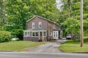 ClaremontOutdoorsy Oasis with Screened Porch in Claremont的一间棕色的房子,前面有一辆汽车