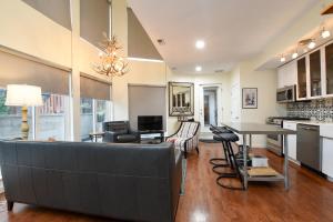 Charming 3-BR House in Logan Sq的休息区