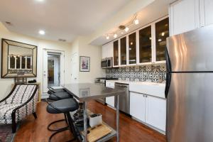 Charming 3-BR House in Logan Sq的厨房或小厨房