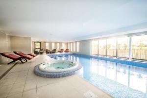 皮特洛赫里福纳城堡酒店的中间设有带热水浴池的游泳池