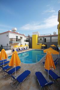 阿依纳帕Sea CleoNapa Hotel的一个带椅子和遮阳伞的游泳池