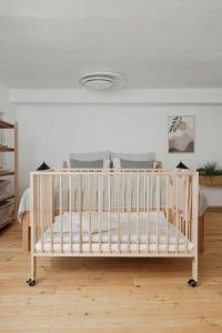 因斯布鲁克Das Grüne Haus - Boutique Apartments ecofriendly的一张带床的房间内的白色婴儿床