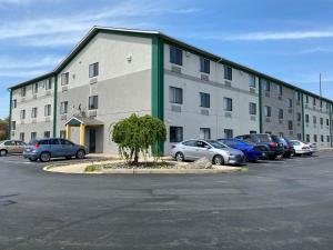 兰开斯特Motel 6 Lancaster的停车场内停放汽车的大型建筑