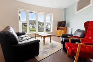 道宁斯Downings Coastguard Cottages - Type B-E的客厅配有两张沙发和一台电视机