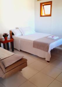 弗洛里亚诺波利斯Por do Sol的卧室设有一张白色大床和一扇窗户。