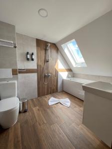KazicheneХотел BLISS的浴室配有卫生间、淋浴和盥洗盆。