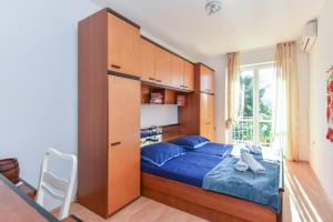 杜布罗夫尼克Vizmeg Holiday Home的一间卧室配有一张带大型木制床头板的床