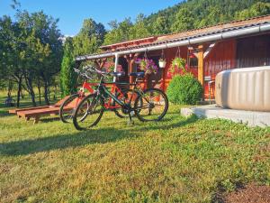 科雷尼察Holiday Home La Sierra的两辆自行车停在大楼前的草地上