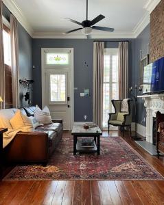 新奥尔良Luxury Historic Shotgun Home in Lower Garden District的客厅配有沙发和桌子