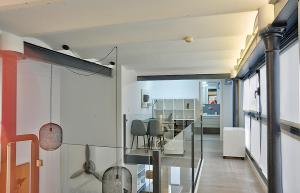 塞维利亚Duplex moderno en Alameda的一间设有玻璃桌的房间和一间用餐室