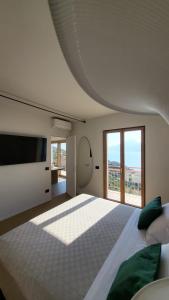 布雷佐内加尔达VIEW Garda Lake的一间卧室设有一张大床和一个大窗户