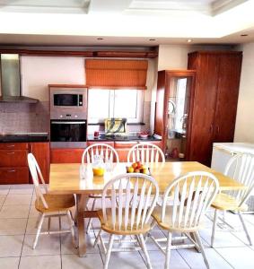 依拉佩特拉Sunny home crete的厨房配有木桌和椅子