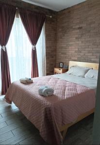 瓦哈卡市Corazón y color的一间卧室配有一张大床和两条毛巾