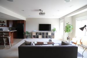 基洛纳Yucca Tree-Licensed的带沙发和电视的客厅