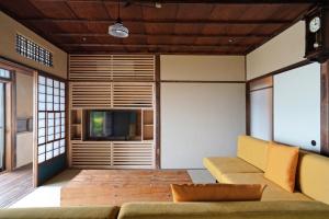 热海new! 熱海桃山邸　Atami terrace villa 〜Sauna & Onsen 〜的带沙发和电视的客厅
