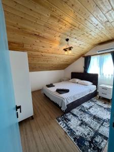 凯麦尔Sea Life Homes的一间卧室设有一张床和木制天花板