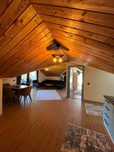 凯麦尔Sea Life Homes的客厅设有木制天花板和桌子