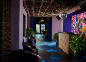 芝加哥芝加哥维京酒店的大堂设有酒吧,拥有紫色的墙壁和椅子