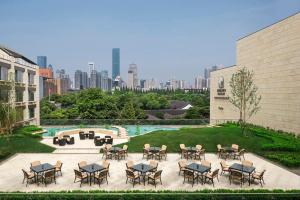 南京南京圣和府邸豪华精选酒店的一个带桌椅的市景庭院