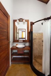 南圣胡安Casa Yosi, Beach Front Piece of Heaven的一间带水槽和镜子的浴室
