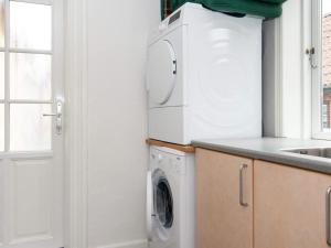 霍耶Holiday home Højer III的厨房设有洗衣机和烘干机,毗邻窗户
