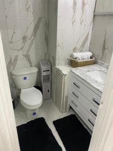 蒙特哥贝City View Luxury Home的白色的浴室设有卫生间和水槽。