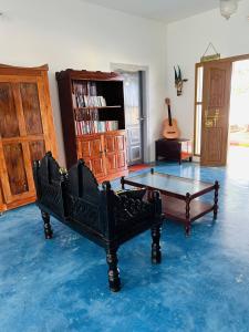 科钦Chameleon Beach Resort, Cherai的客厅配有乒乓球桌