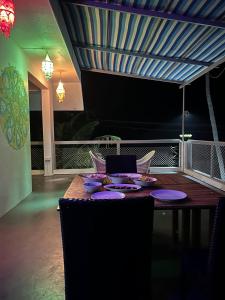 科钦Chameleon Beach Resort, Cherai的一张紫色盘子的餐桌