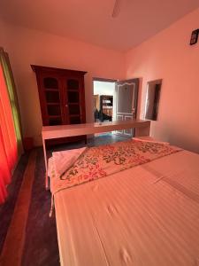 科钦Chameleon Beach Resort, Cherai的一间带两张床的卧室和一间厨房