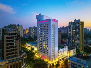 上海上海银星皇冠假日酒店的城市的一座有灯光的建筑