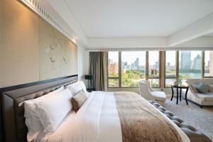 厦门厦门马哥孛罗东方大酒店的一间卧室设有一张大床和一个大窗户