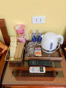 萨帕Cherry Hotel的一张桌子、咖啡壶和遥控器