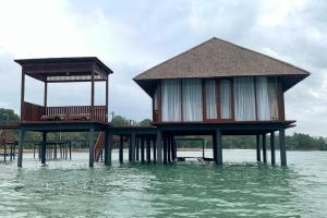 Leebong利布恩岛度假酒店的水中高桩上的两所房子